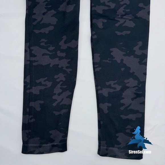 1082 SPANX Look at Me Now Seamless Cropped Leggings - Size XL - Black Camo - Picture 6 of 12